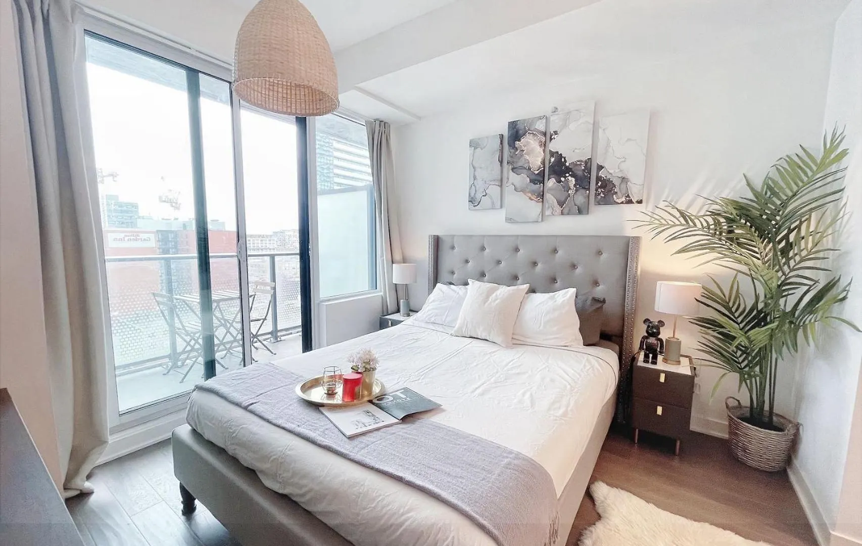 Deluxe Suites In Downtown Toronto With Amazing View